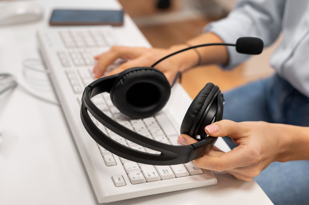 woman working call center holding pair headphones Página de inicio